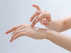 秋季护手霜就要擦起来了，有人疑问护手霜可以擦脸吗？