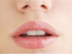 秋季嘴唇干裂怎么办？