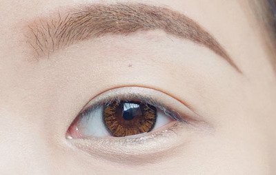 如何打造自然卧蚕妆容？