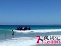一靠岸，就有难民跳入海中往岸上跑