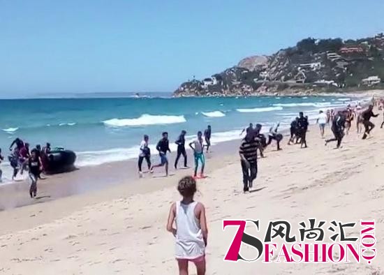 海边戏水的游客被吓得目瞪口呆