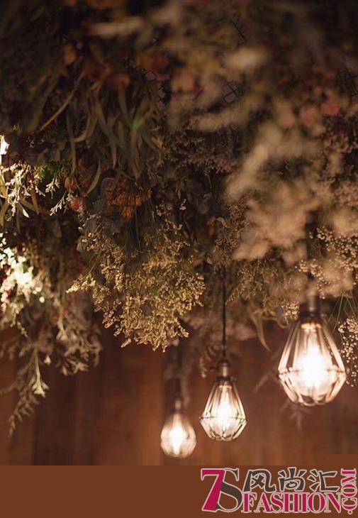在一家鲜花环绕的复古餐厅吃饭是什么感觉？ 