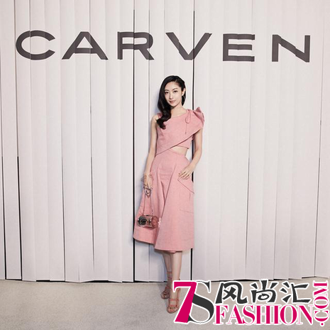 钟祺受邀参加Carven 2018秋冬巴黎时装秀 粉色连衣裙穿出少女感