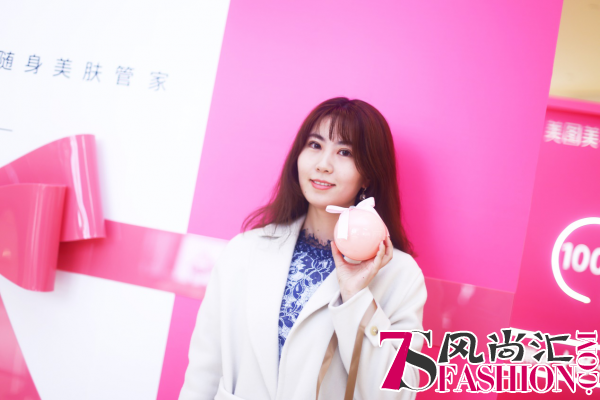 美图美妆“小粉盒快闪店”内藏黑科技 吸引众人挑战满分女神