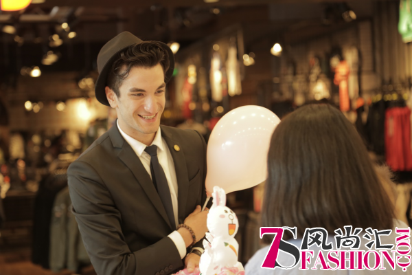 美图美妆“小粉盒快闪店”内藏黑科技 吸引众人挑战满分女神