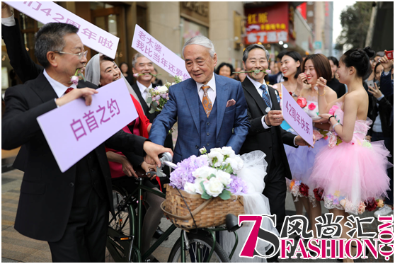 不敢让奶奶煮一次饭！老院长办42周年婚打卡仪式火了