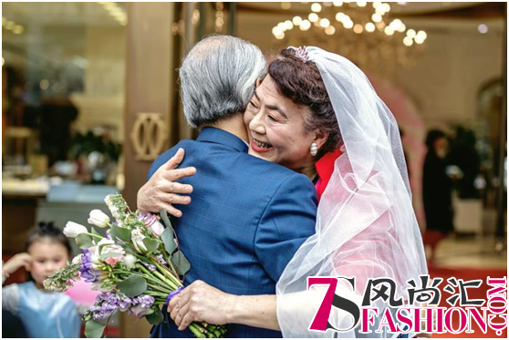 成都75岁老院长办42周年婚：60岁不敢让奶奶煮一次饭！