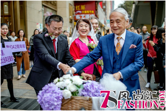 老院长办42周年婚，送1克拉Derier钻戒要打卡到60年