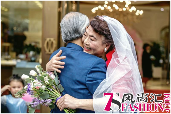 老院长办42周年婚，送1克拉Derier钻戒要打卡到60年