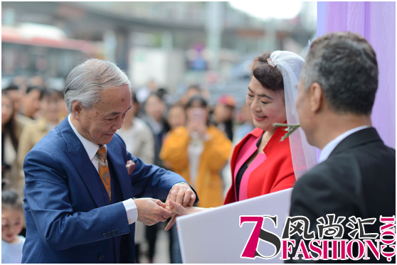 老院长办42周年婚，送1克拉Derier钻戒要打卡到60年