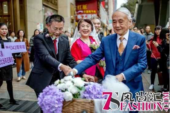 老院长办42周年婚，用私房钱买1克拉Derier钻戒在较短的时间内获得美人心？