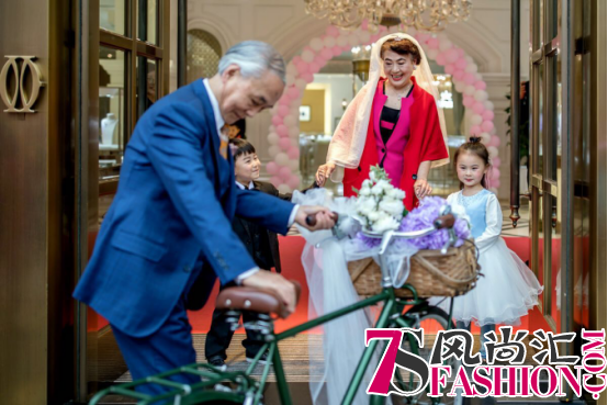 老院长办42周年婚，用私房钱买1克拉Derier钻戒在较短的时间内获得美人心？