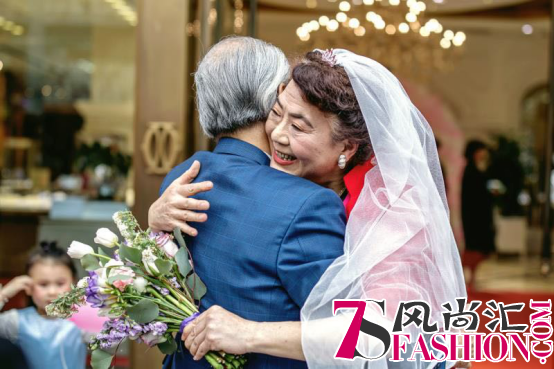 老院长办42周年婚，用私房钱买1克拉Derier钻戒在较短的时间内获得美人心？