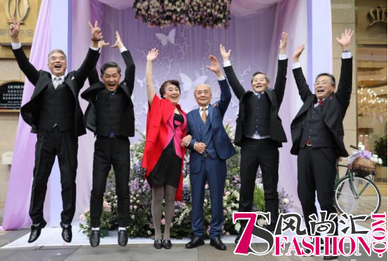 老院长办42周年婚，用私房钱买1克拉Derier钻戒在较短的时间内获得美人心？