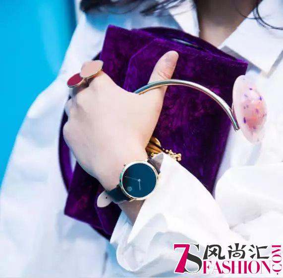 时髦Icon人手一只的凹造型利器原来是它！