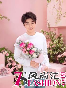 王俊凯母亲节送什么？love roseonly给妈妈花漾的爱