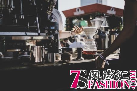 都市白领办公室必备品，咖啡！
