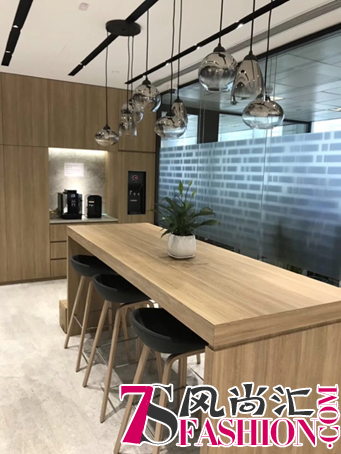 都市白领办公室必备品，咖啡！