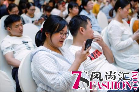 提前坑爹？胎教音乐会场外竟传来准爸爸的声声惨叫