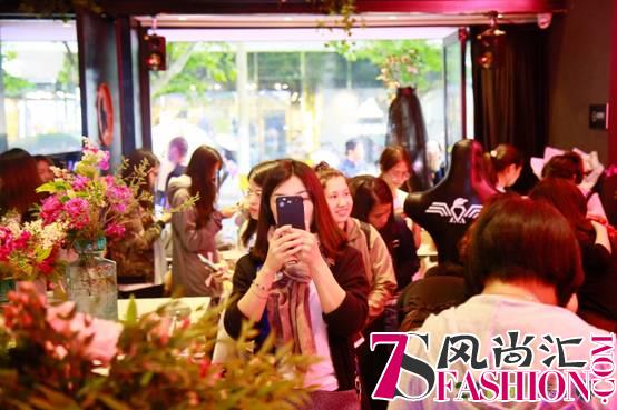逆向情感快闪店 520泰迪分手花店惊现