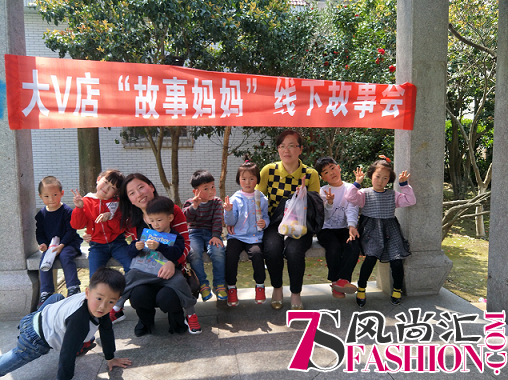 公园角成故事角，大V店故事妈妈大力推进亲子阅读