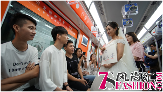 杭州地铁虽挤，却因这场“女追男”的求婚变得浪漫