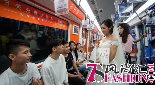 杭州地铁上演女追男求婚，网友：遇到这么帅的小哥哥我也想嫁