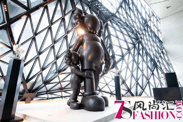 有货解锁潮流新地标 KAWS 亲手打造雕塑的酒店