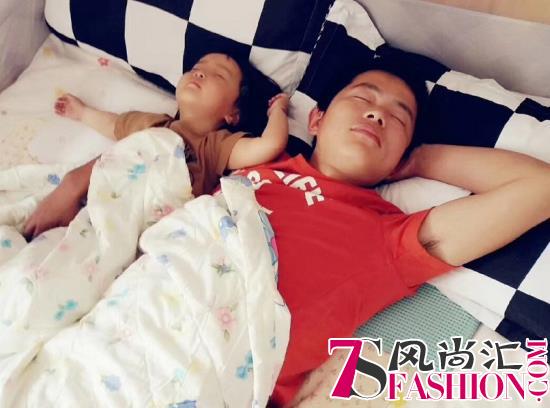 父母与宝宝同床有风险，楠野爸爸营造安全睡眠环境