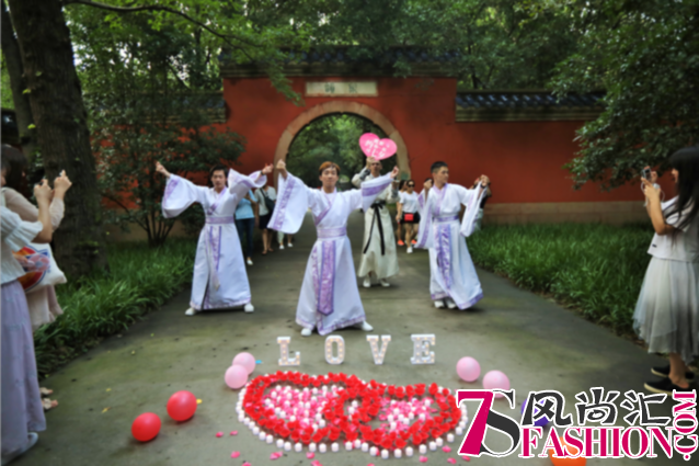 “萤火虫”成新晋脱单神器？95后小伙组团求约七夕“最美相遇”