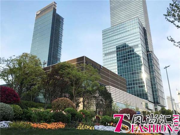 roseonly携手路虎揽胜极光打造别样七夕之约