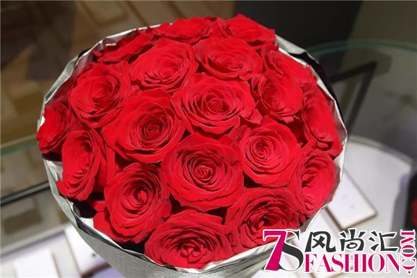 roseonly携手路虎揽胜极光打造别样七夕之约