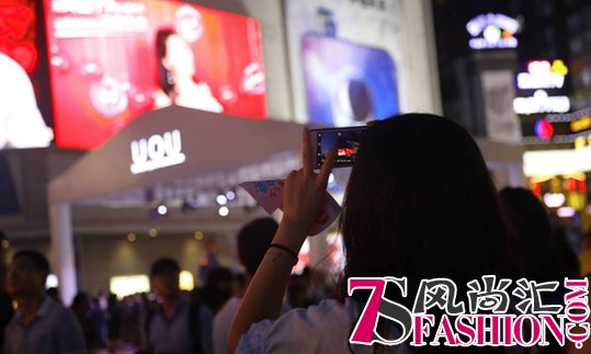 美图手机七夕营销：每个女生都有一个万众瞩目下被告白的梦