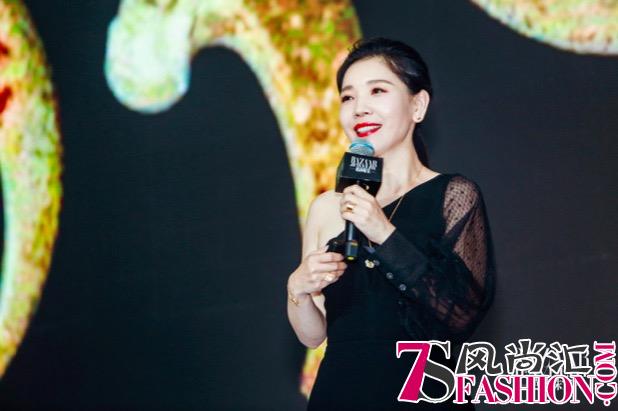 吉克隽逸佩戴“TOTWOO智爱天使吊坠”献唱芭莎珠宝“未来首饰奇幻夜”