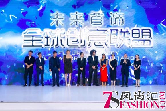 吉克隽逸佩戴“TOTWOO智爱天使吊坠”献唱芭莎珠宝“未来首饰奇幻夜”