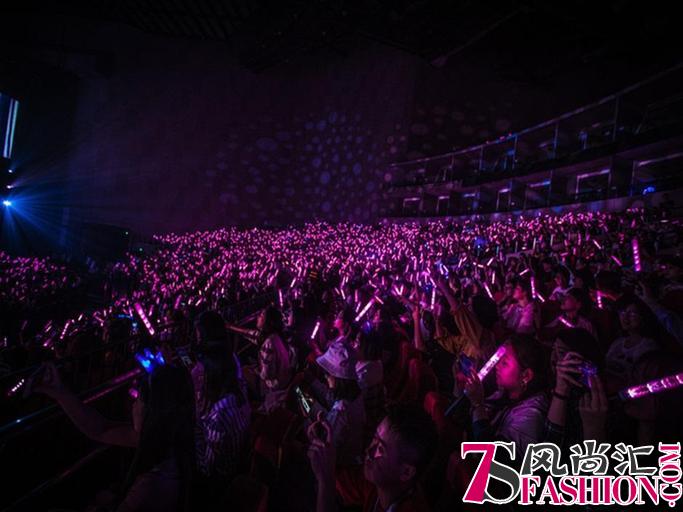 江疏影现身杨洋生日会，笑称杨洋是头“大灰狼”