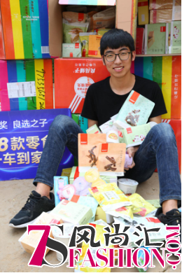 为女友买零食中奖 西安小伙喜提8·28款零食