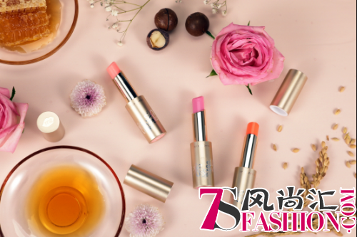 蜜蜜淳变色护唇口红,由浅及深呵护双唇