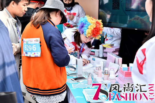 清轻美容携手天津滨海泰达全民马拉松对话“运动与美” ——倡导全民“向世界展现我的美丽”
