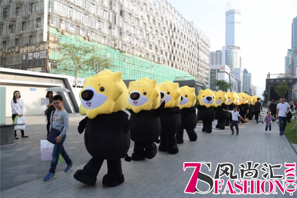 “萌狮群”走过深圳华强北街回头率爆表，网友都想求抱抱