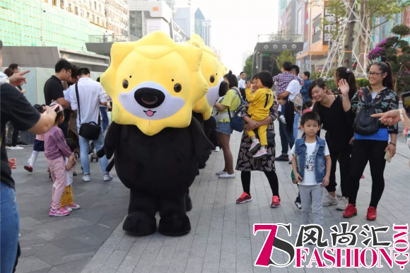 “萌狮群”走过深圳华强北街回头率爆表，网友都想求抱抱