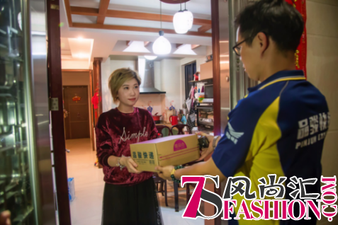 图说：11月10日20点12分25秒，唯品会11.11大促快递首单签收。