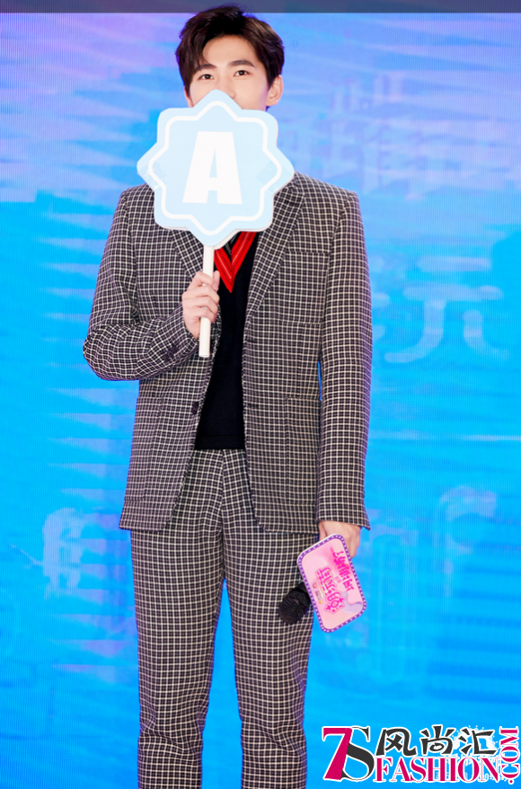 双十一杨洋实力宠粉 ，落地成都苏宁送粉丝万元新款手机
