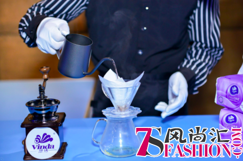 维达用纸巾打造脑洞狂欢节，连李希侃、许靖韵也到店打卡