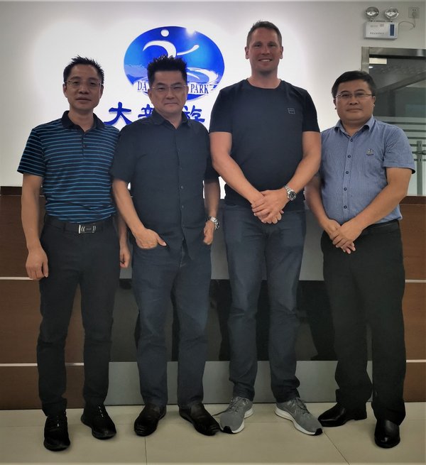 从左到右分别是： Wilson Wu先生（广州大新首席执行官）、Sim Choo Kheng先生（该集团创始人兼首席执行官）、Wesley Rae先生（Sim Leisure创意总监）和田高奇先生（广州大新集团董事长）