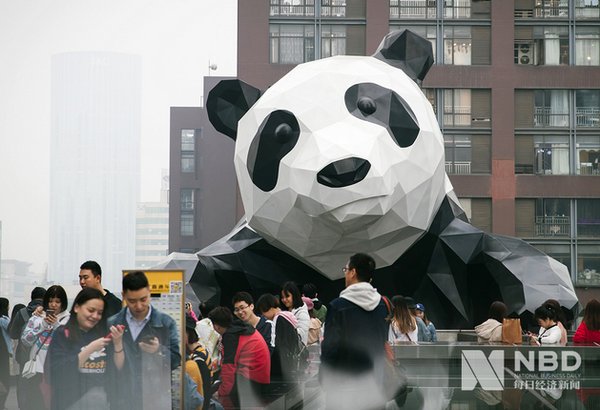 游客在成都地标建筑IFS国际金融中心的楼顶 摄影：《每日经济新闻》记者 张建