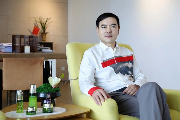 伽蓝（集团）股份有限公司董事长兼总裁 郑春颖先生