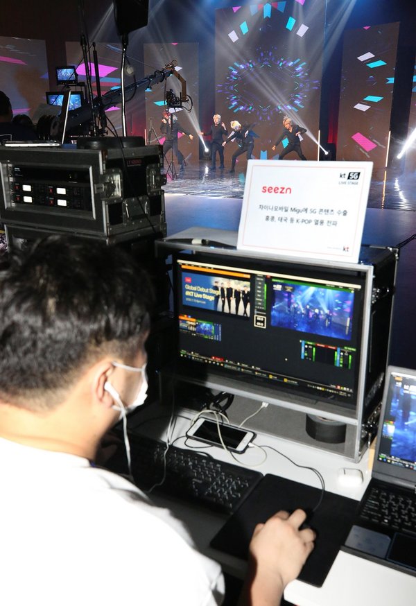 KT正在排练《KT Live Stage》，该节目面向全球进行K-pop内容的高清直播