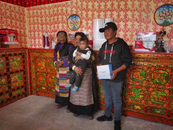 藏族小伙果吉和家人们