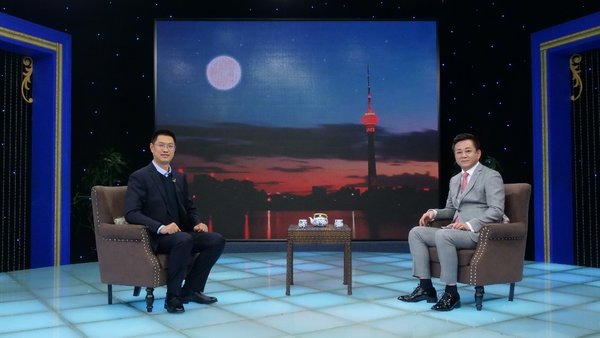 华文众合创始人做客央视《逐梦年代》 与朱军对话智慧书法教育